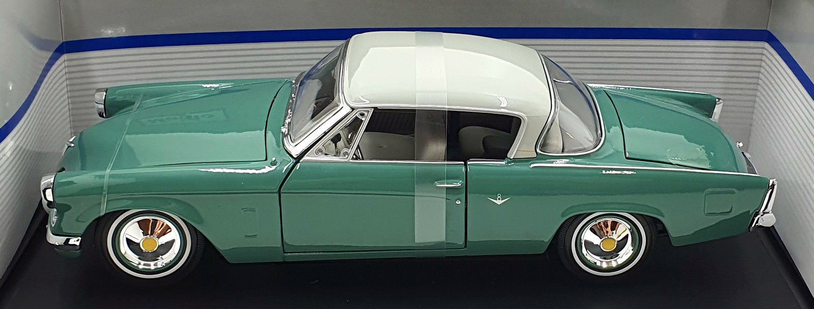 Maisto 1/18 Scale 31651 - 1953 Studebaker Starline - Green