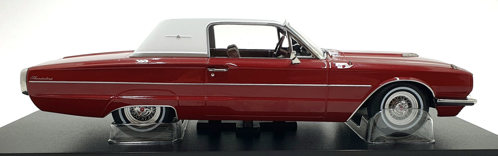 KK Scale 1/18 Scale KKDC181381 - 1966 Ford Thunderbird Coupe - Red/White