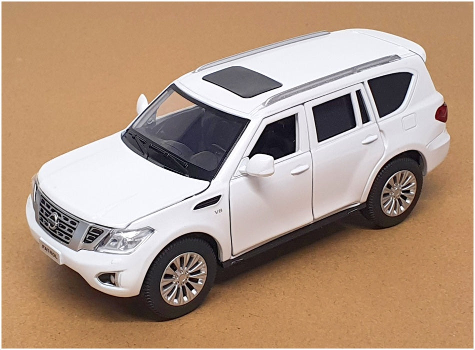 Tayumo 1/32 Scale Pull Back & Go 32115013 - Nissan Patrol Y62 - White