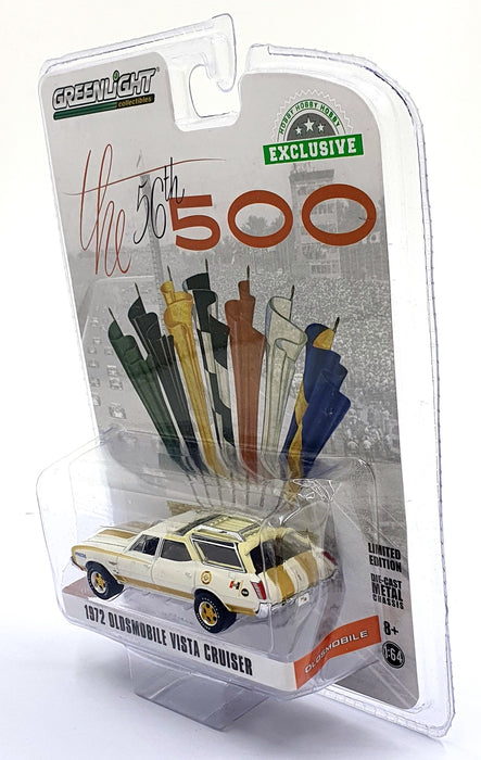 Greenlight 1/64 Scale 30114 - 1972 Oldsmobile Vista Cruiser - White/Gold