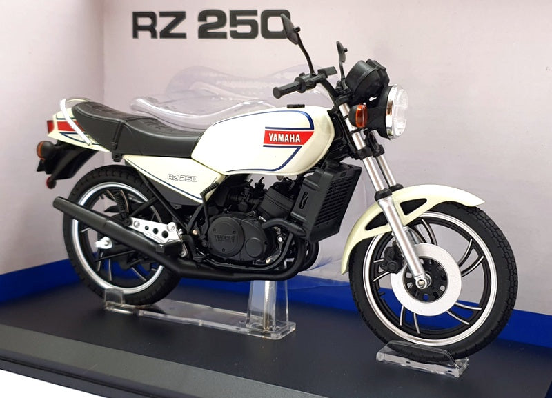 Aoshima 1/12 Scale 110416-3700 - Yamaha RZ 250 Motorcycle - Met. White