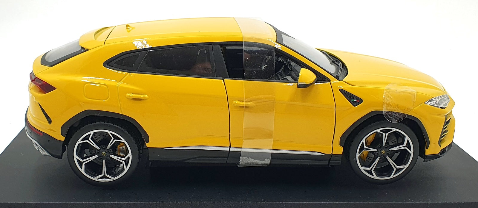 Maisto 1/18 Scale Diecast 46629 - Lamborghini Urus - Yellow