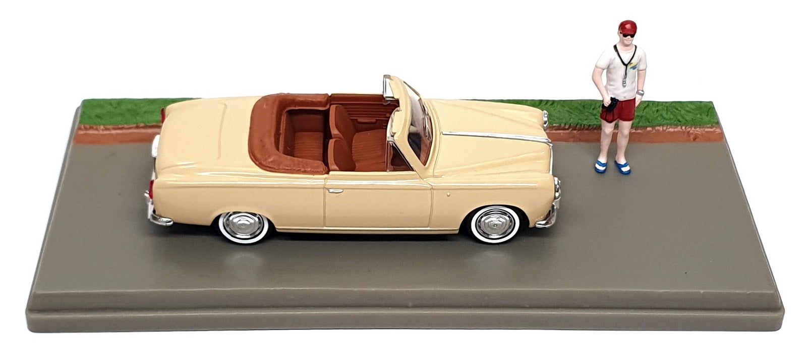 Solido 1/43 Scale SD004 - Peugeot 403 Convertible Diorama - Beige