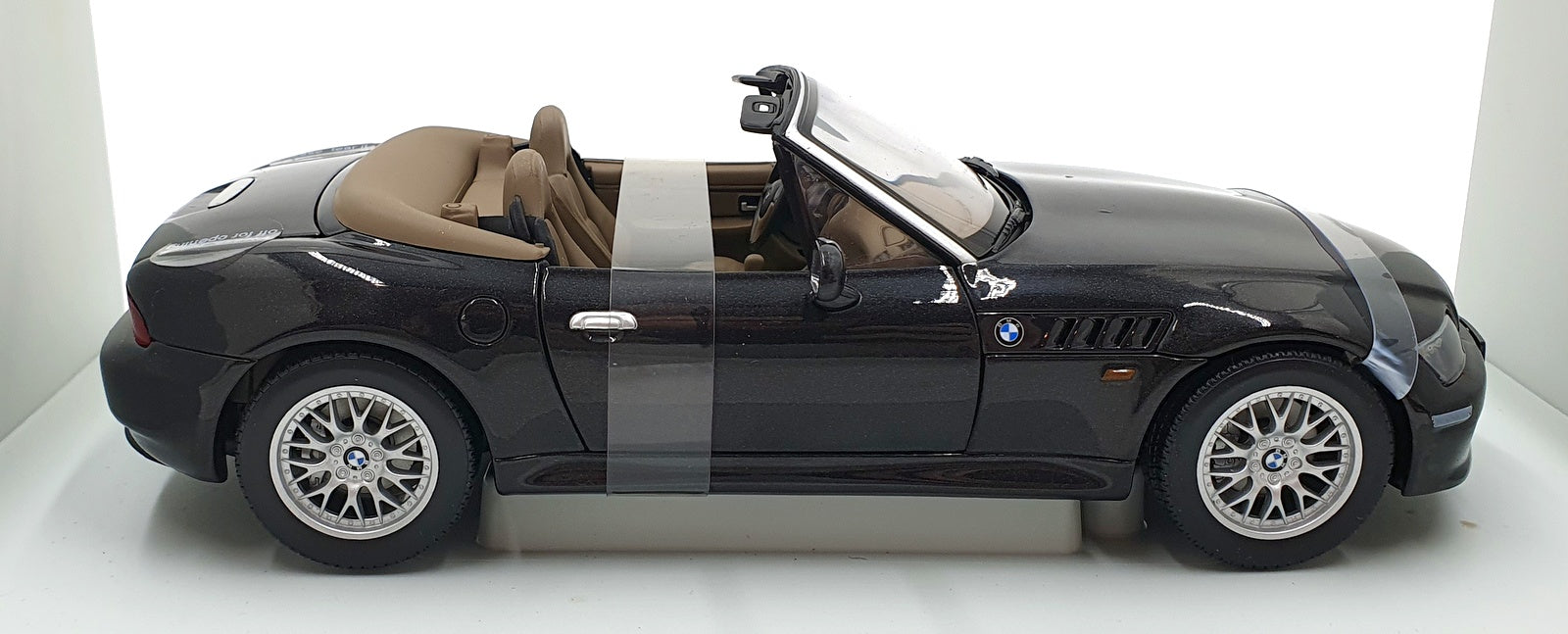 UT Models 1/18 Scale Diecast 20441 - BMW Z3 Roadster 2.8 1999 - Black