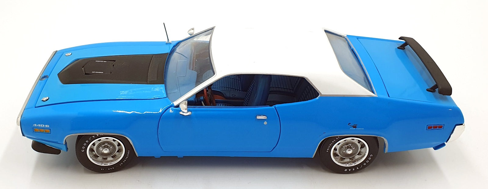 Auto World 1/18 Scale Diecast AMM1012/06 - 1971 Plymouth Roadrunner Blue/White