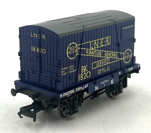 Hornby OO Gauge (1/76) R 6573 - LNER Conflat & Container BK 1820