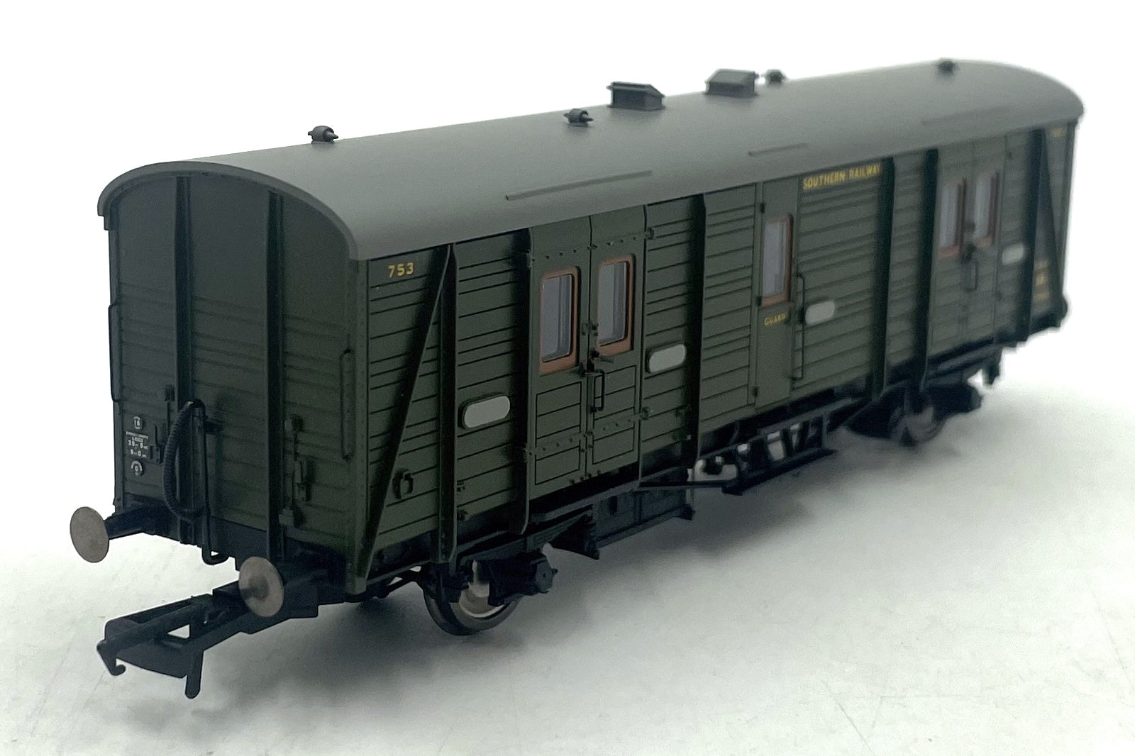Hornby OO Gauge (1/76) R 4301A - SR Maunsell Passenger Brake 'Van C' 753