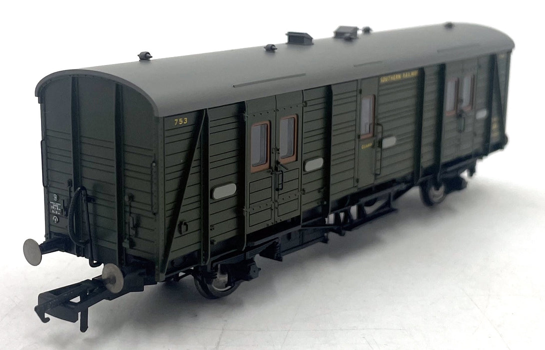 Hornby OO Gauge (1/76) R 4301A - SR Maunsell Passenger Brake 'Van C' 753