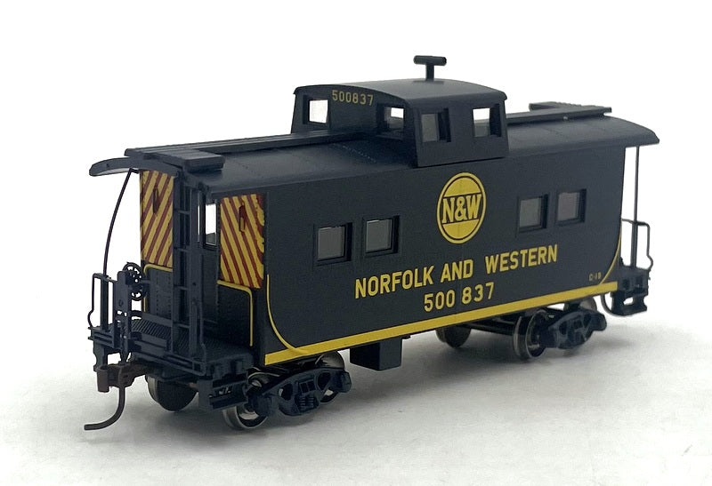 Athearn 74327 (1/87) Scale  - 4 Window Caboose #500837 Norfolk and Western