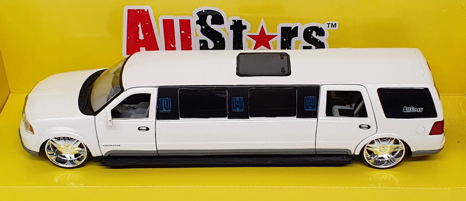 Maisto 1/24 Scale Diecast 31252 - Lincoln Navigator Limo - White