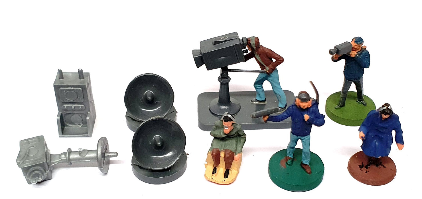 Subbuteo 61139 & 61208 - All Weather Bench & Outside Broadcasting Unit