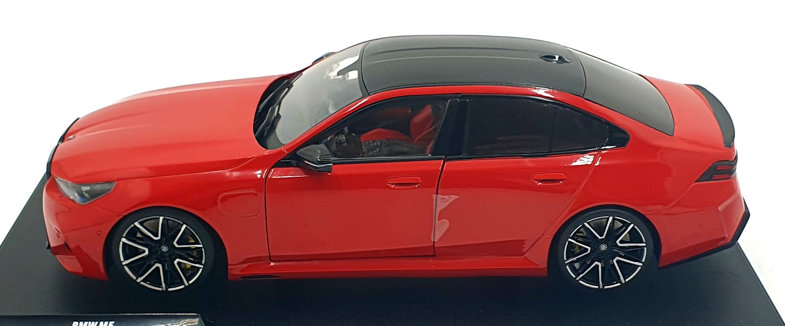 Solido 1/18 Scale S1814702 - 2025 BMW M5 - Fire Red