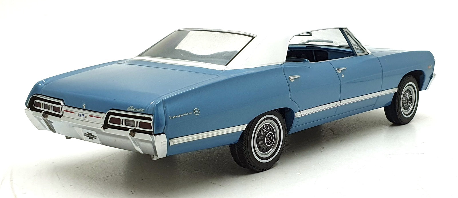Greenlight 1/18 Scale Diecast 19008 1967 Chevrolet Impala Sport Sedan Blue/White
