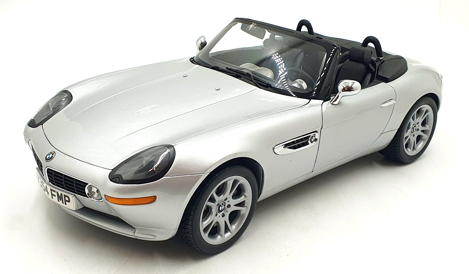 Kyosho 1/12 Scale 08601S - BMW Z8 Bond 007 The World Is Not Enough
