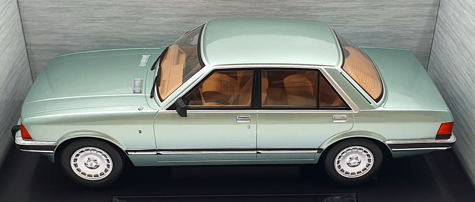 Model Car Group 1/18 Scale MCG18535 - Ford Granada MK II 2.8 Ghia Lt. Met. Green
