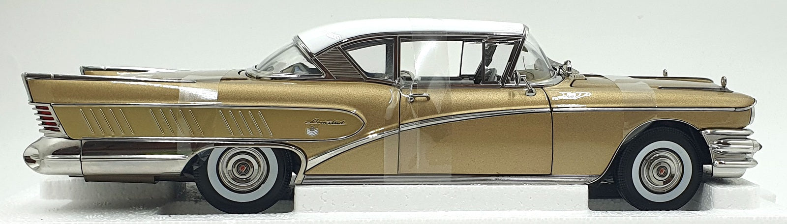 Sun Star 1/18 Diecast 4807 - 1958 Buick Limited Riviera Coupe - Gold