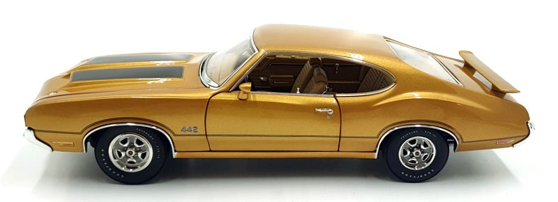 Acme 1/18 Scale Diecast A1805604 1970 Oldsmobile 442 Holiday Coupe - Gold