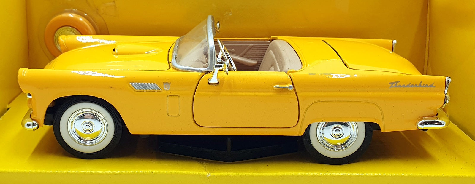 Motor Max 1/24 Scale Diecast 031205 - Ford Thunderbird - Yellow