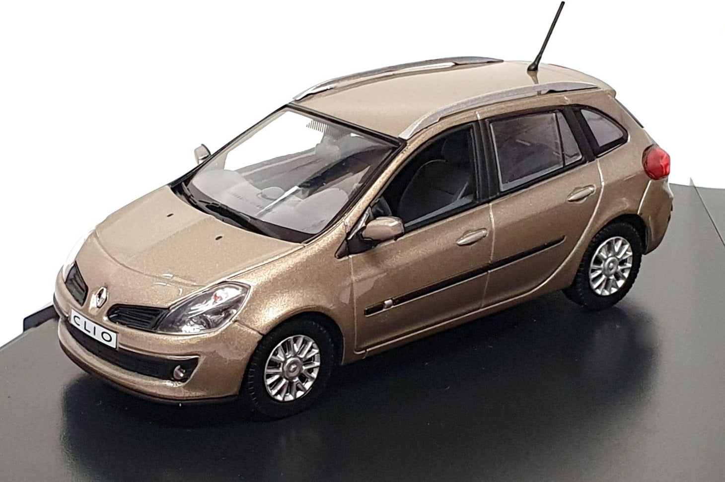 Norev 1/43 Scale Diecast 77 11 425 964 - Renault Clio - Met. Beige