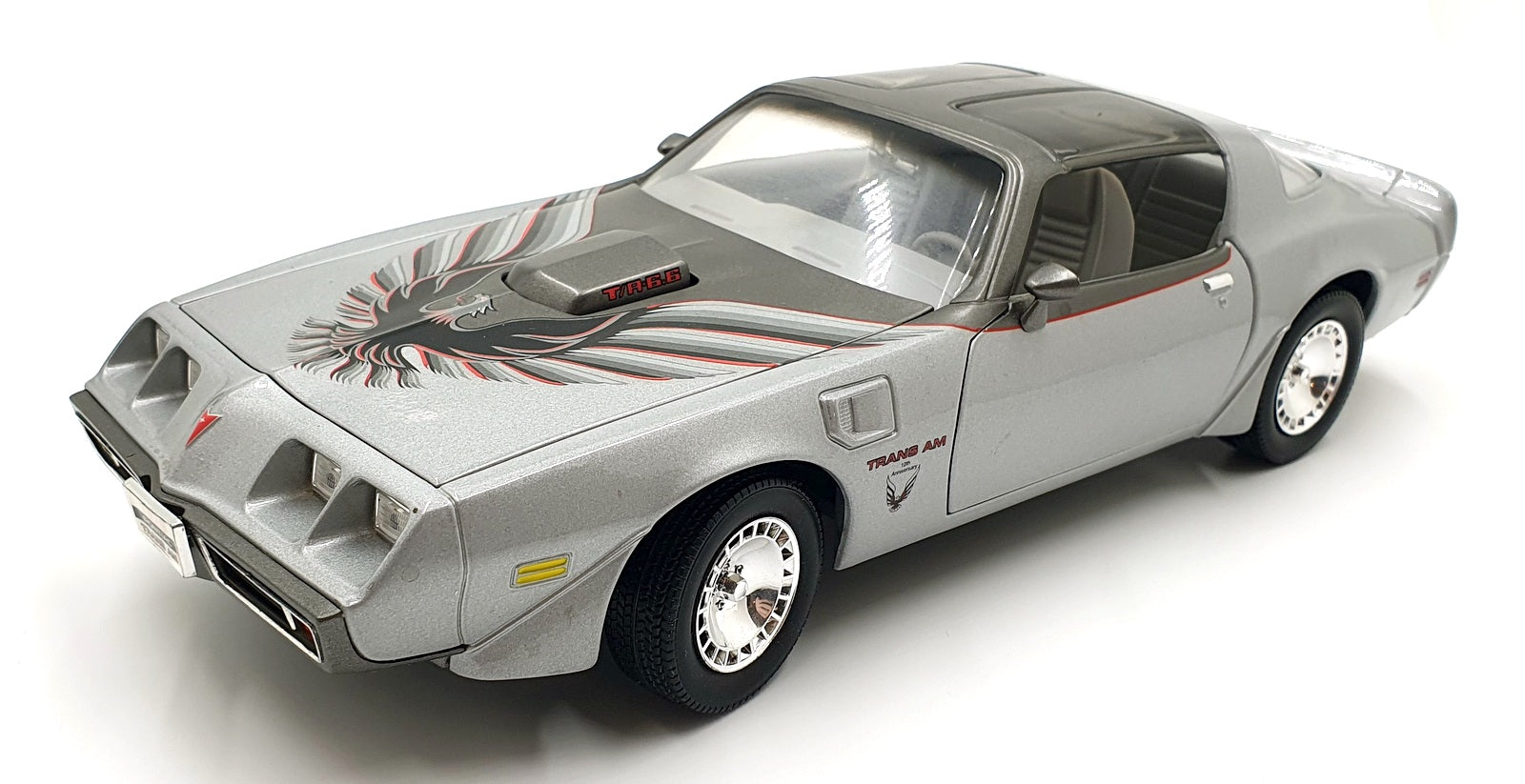 Road Signature 1/18 Scale Diecast 14126W - 1979 Pontiac Firebird - Silver