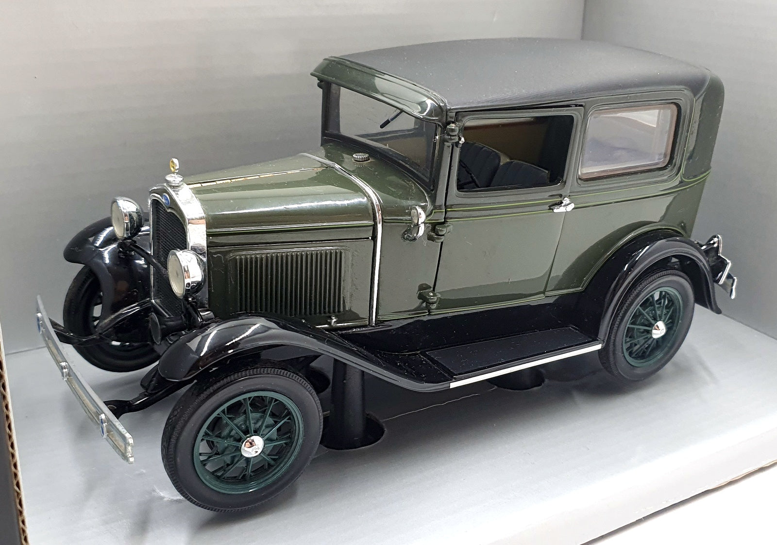 Motor City Classics 1/18 Scale 41002 - 1931 Ford Model A Roadster - Blue