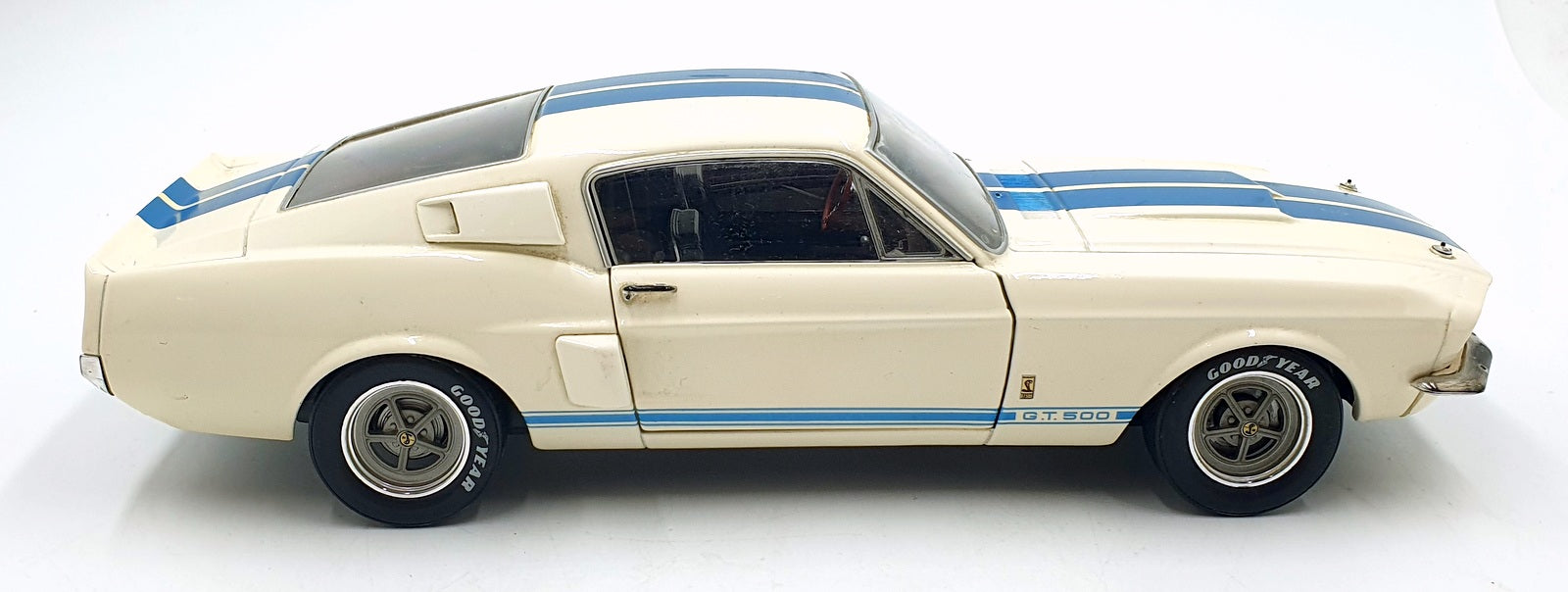Solido 1/18 Scale Diecast 12226R - Shelby Mustang GT 500 - White/Blue