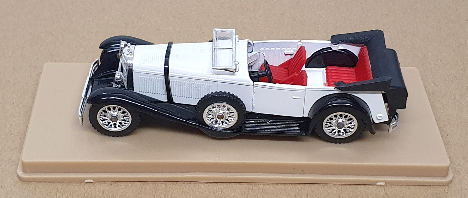 Solido 1/43 Scale Diecast 137 - 1928 Mercedes Benz SS Torpedo - White