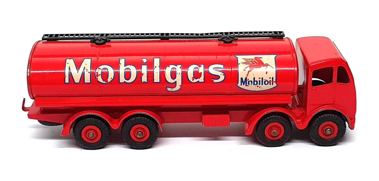 Dinky Toys 941 - Foden 14-Ton Tanker Truck Mobilgas Livery - Red