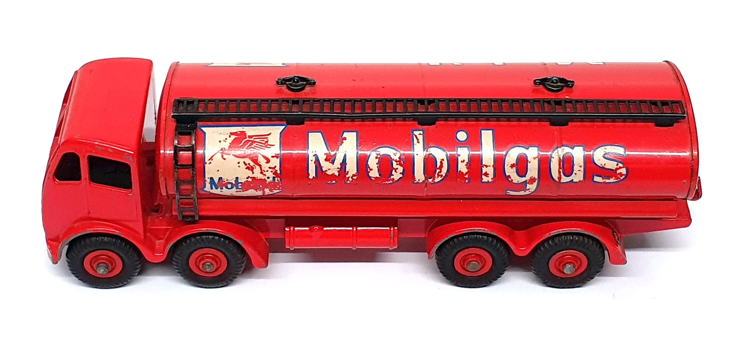Dinky Toys 941 - Foden 14-Ton Tanker Truck Mobilgas Livery - Red