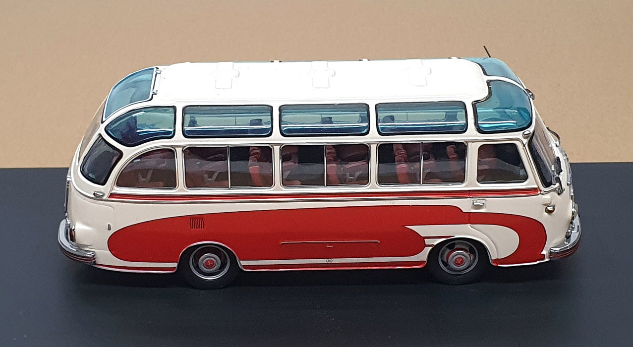 Schuco 1/43 Scale 02821 - Kassbohrer Setra S6 Bus - Cream/Red