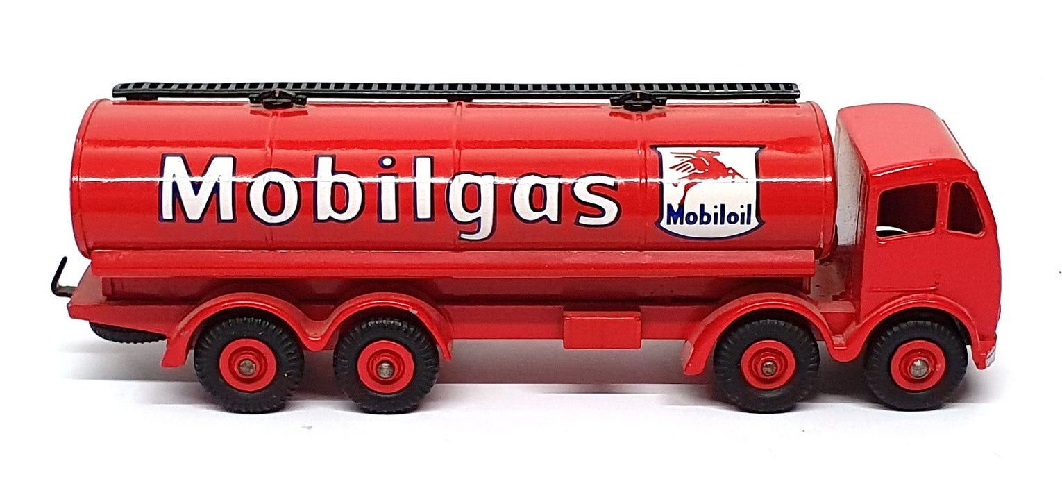 Dinky Toys 941 - Foden 14-Ton Tanker Model Mobilgas Livery - Red