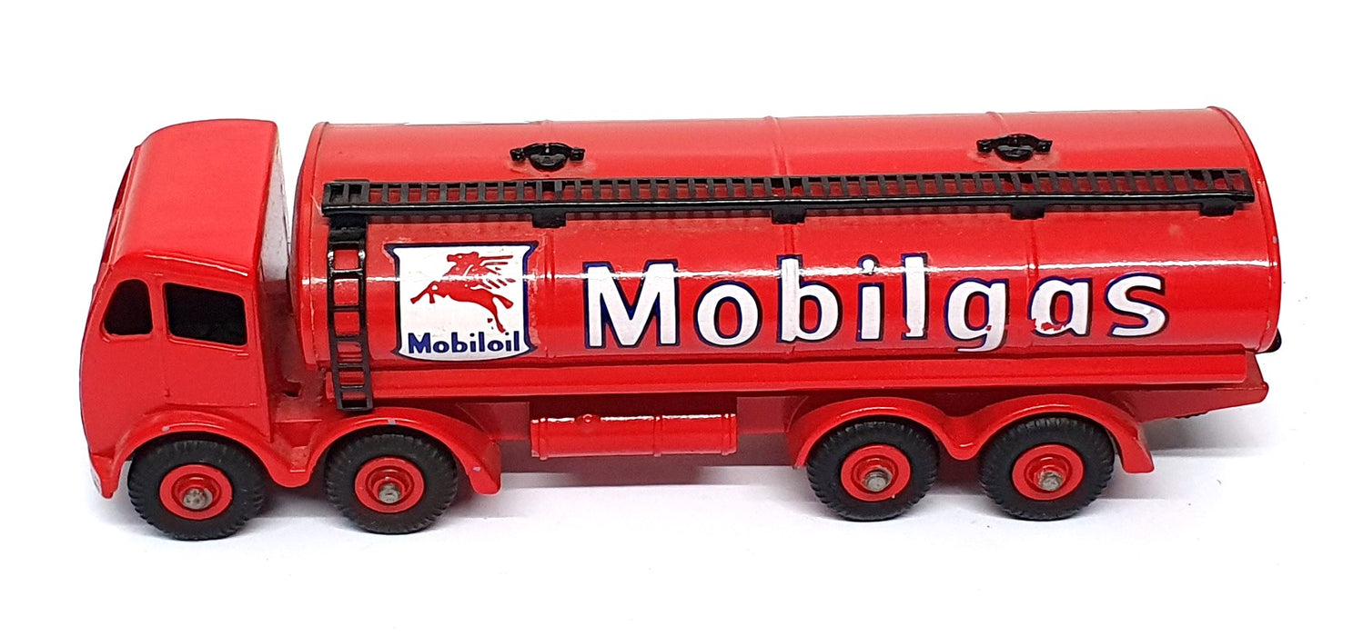 Dinky Toys 941 - Foden 14-Ton Tanker Model Mobilgas Livery - Red