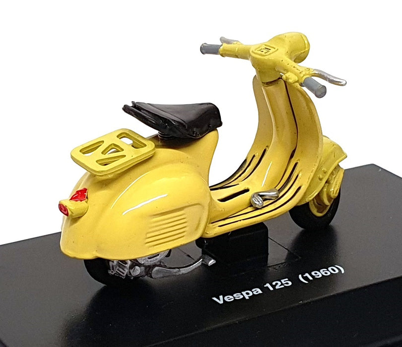 New Ray 1/32 Scale 06046 - 1960 Vespa 125 Moped Motorbike - Yellow