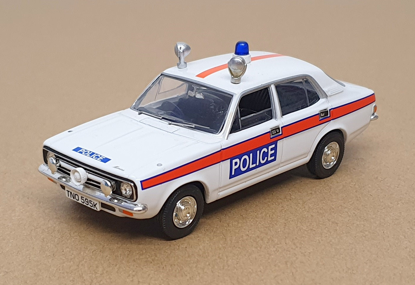Vanguards 1/43 Scale VA06302 - Morris Marina 1800 Essex Police - White