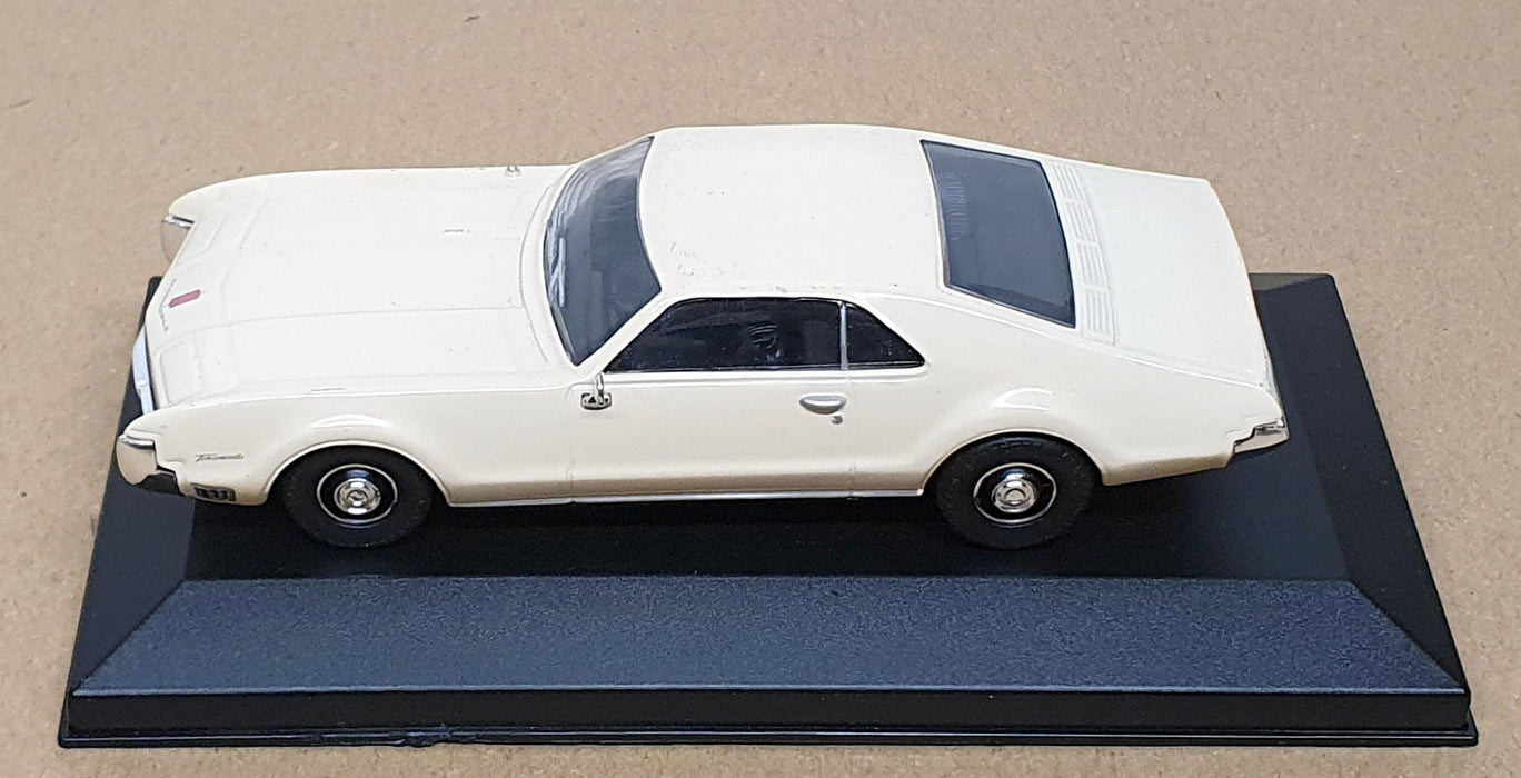 Del Prado 1/43 Scale Diecast 18926A - 1966 Oldsmobile Toronado - Cream