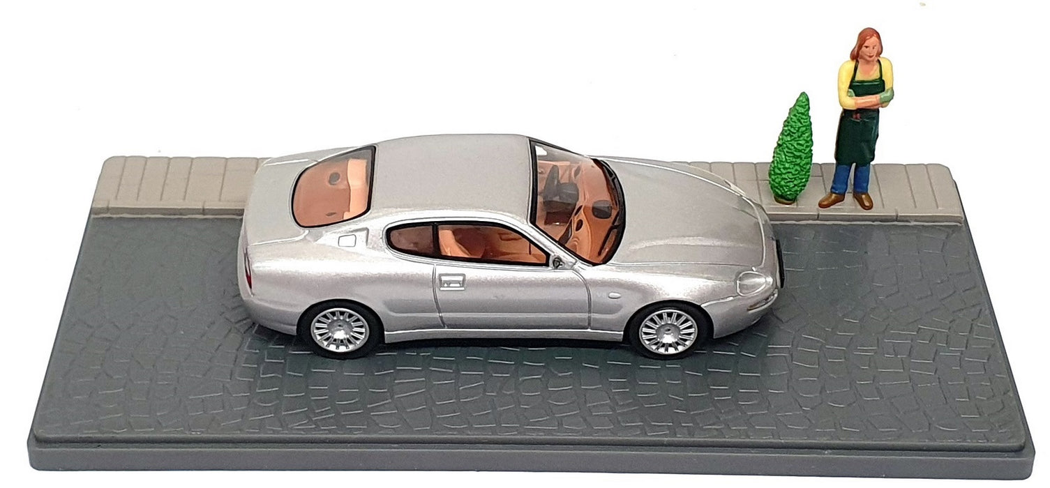Grani & Partners 1/43 Scale DIR119 - 2002 Maserati Coupe Diorama - Silver