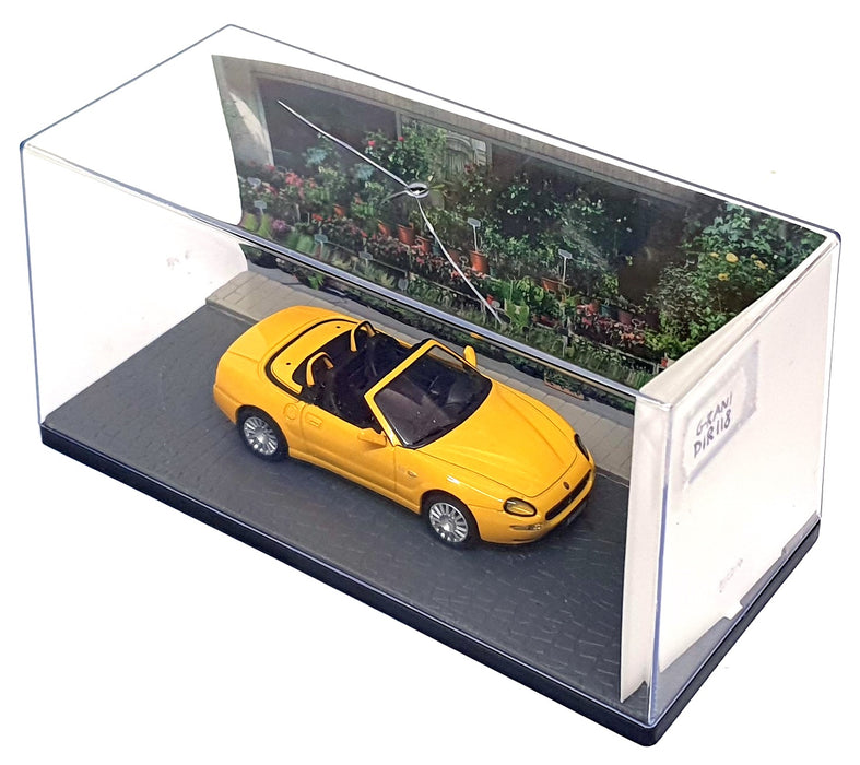 Grani & Partners 1/43 Scale DIR118 - 2001 Maserati Spyder 3200 Diorama - Yellow