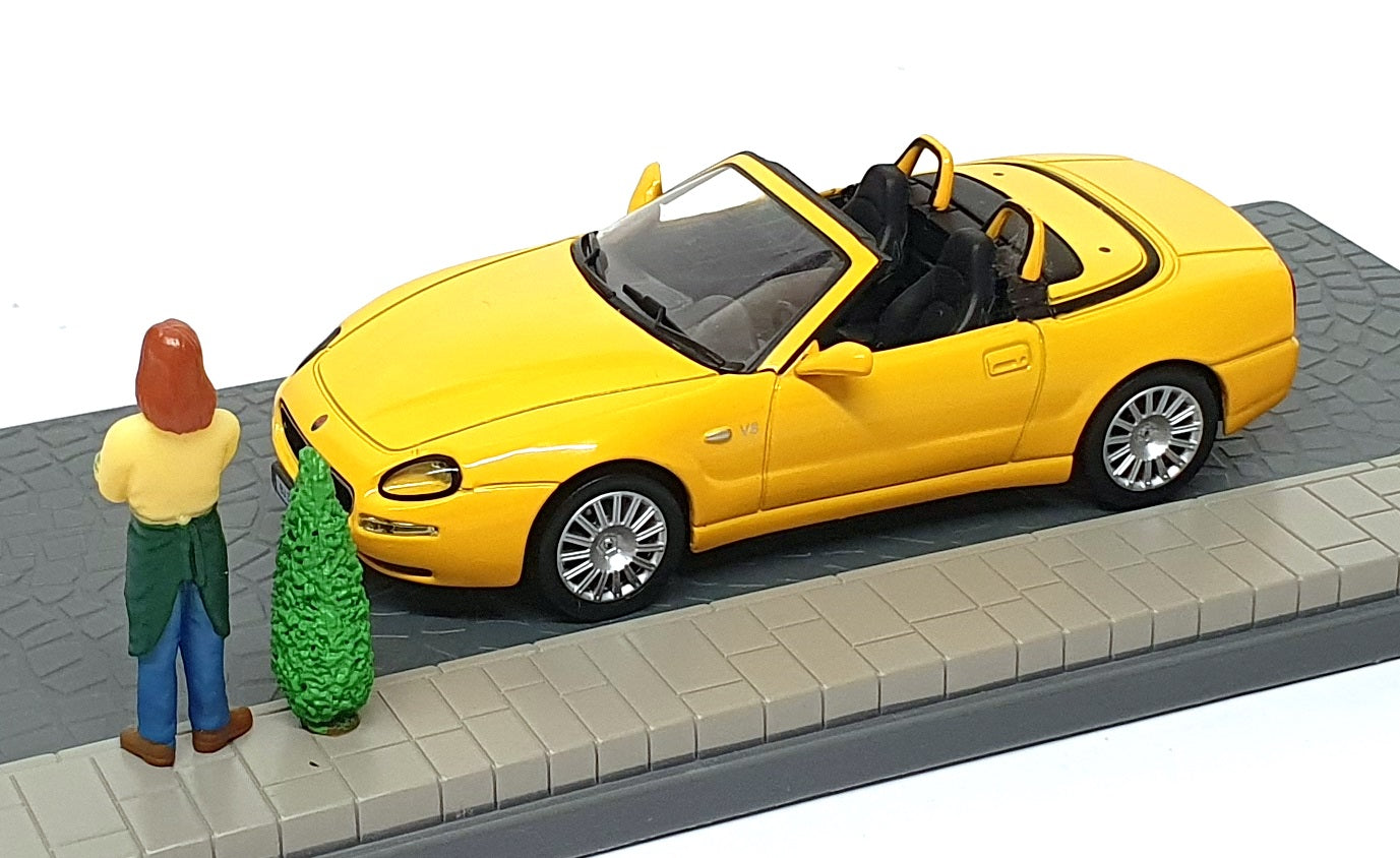 Grani & Partners 1/43 Scale DIR118 - 2001 Maserati Spyder 3200 Diorama - Yellow