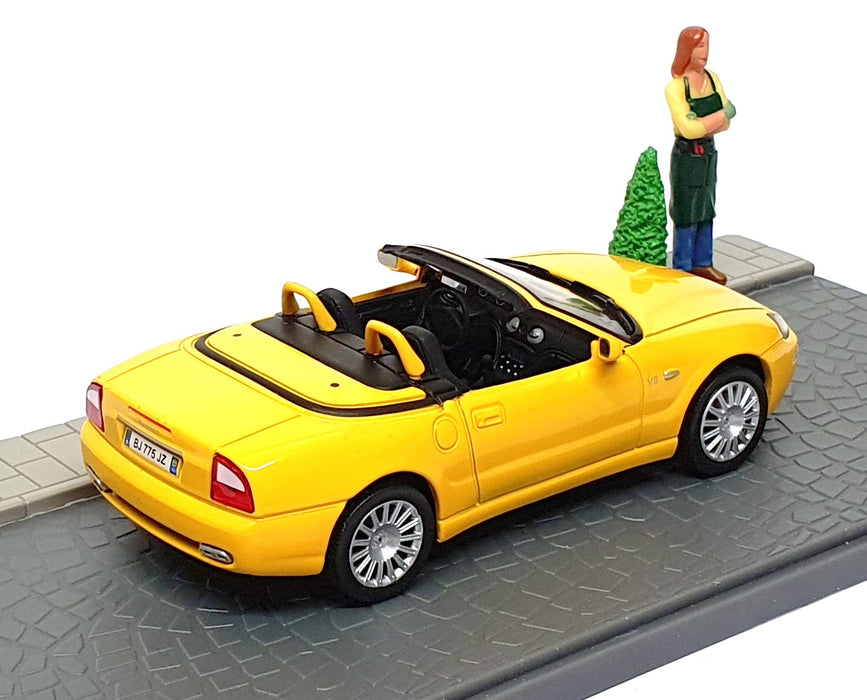 Grani & Partners 1/43 Scale DIR118 - 2001 Maserati Spyder 3200 Diorama - Yellow
