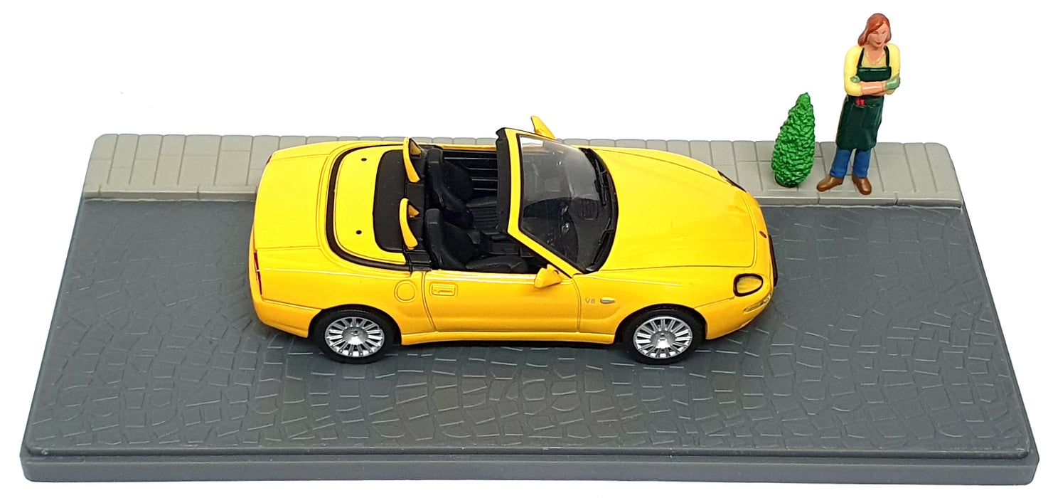 Grani & Partners 1/43 Scale DIR118 - 2001 Maserati Spyder 3200 Diorama - Yellow