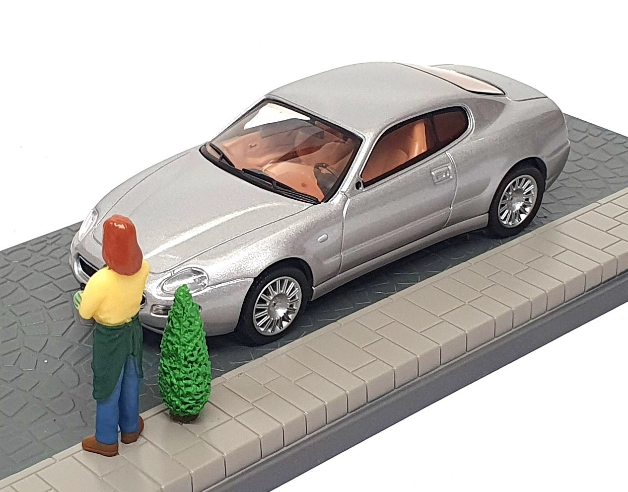 Grani & Partners 1/43 Scale DIR119 - 2002 Maserati Coupe Diorama - Silver