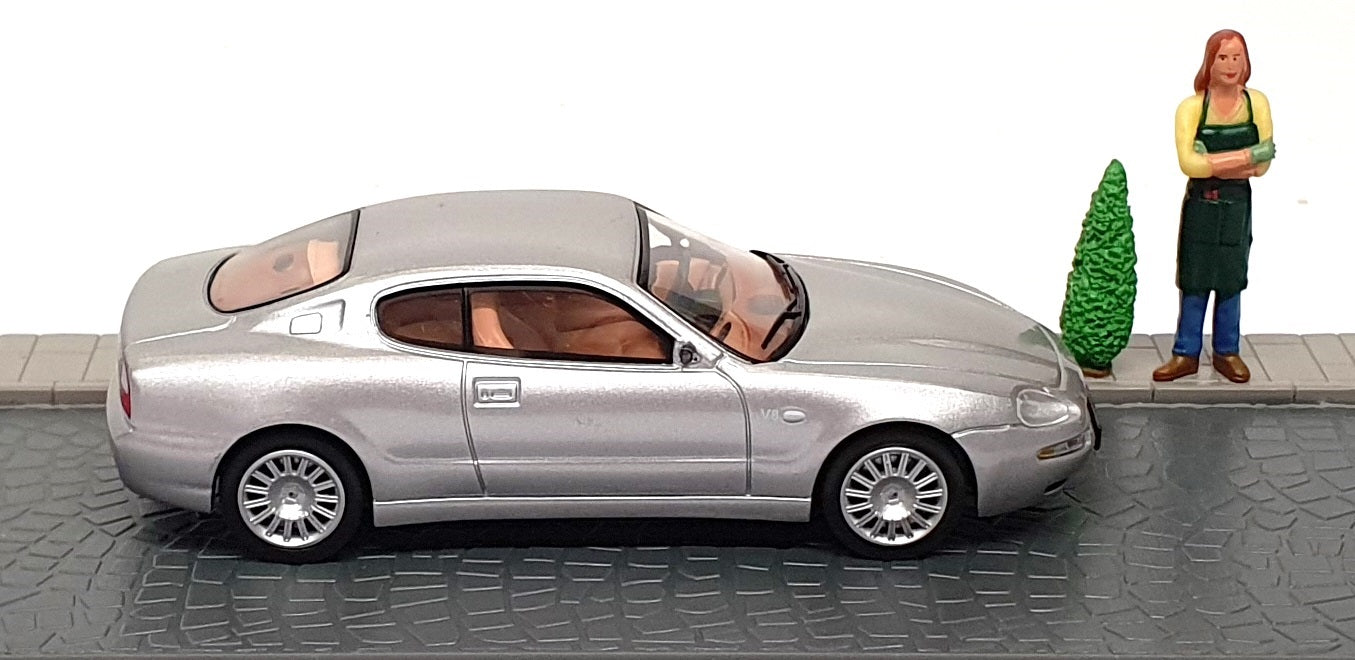 Grani & Partners 1/43 Scale DIR119 - 2002 Maserati Coupe Diorama - Silver