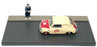 Solido 1/43 Scale DIR120 - 1965 Seat 600D Frigo Diorama - Cream/Red