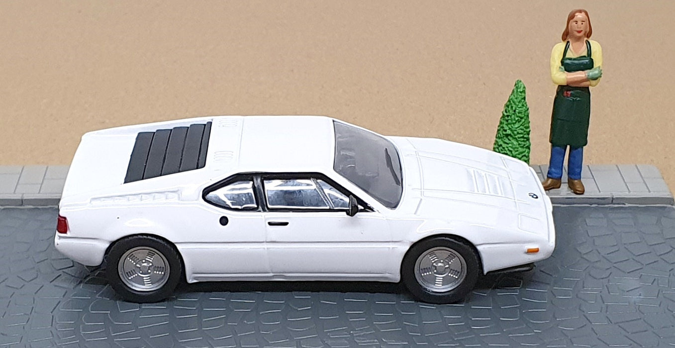 DeAgostini 1/43 Scale DIR121 - BMW M1 Diorama - White