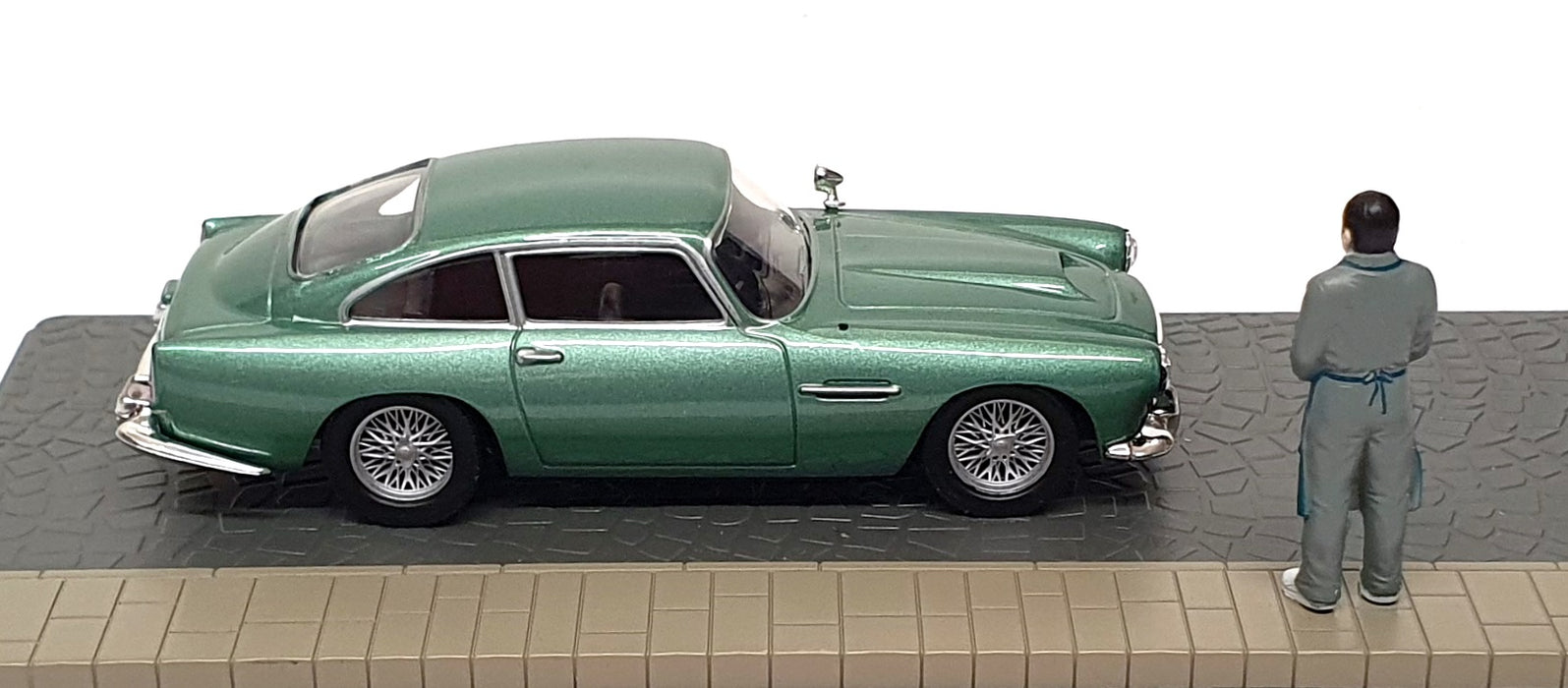 Altaya 1/43 Scale DIR124 - Aston Martin DB4 Diorama - Green