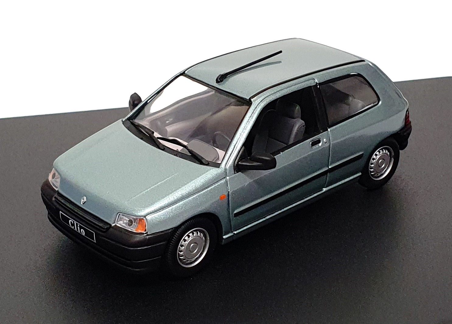 Universal Hobbies 1/43 Scale 2556 - Renault Clio 3Dr. - Vert Jade