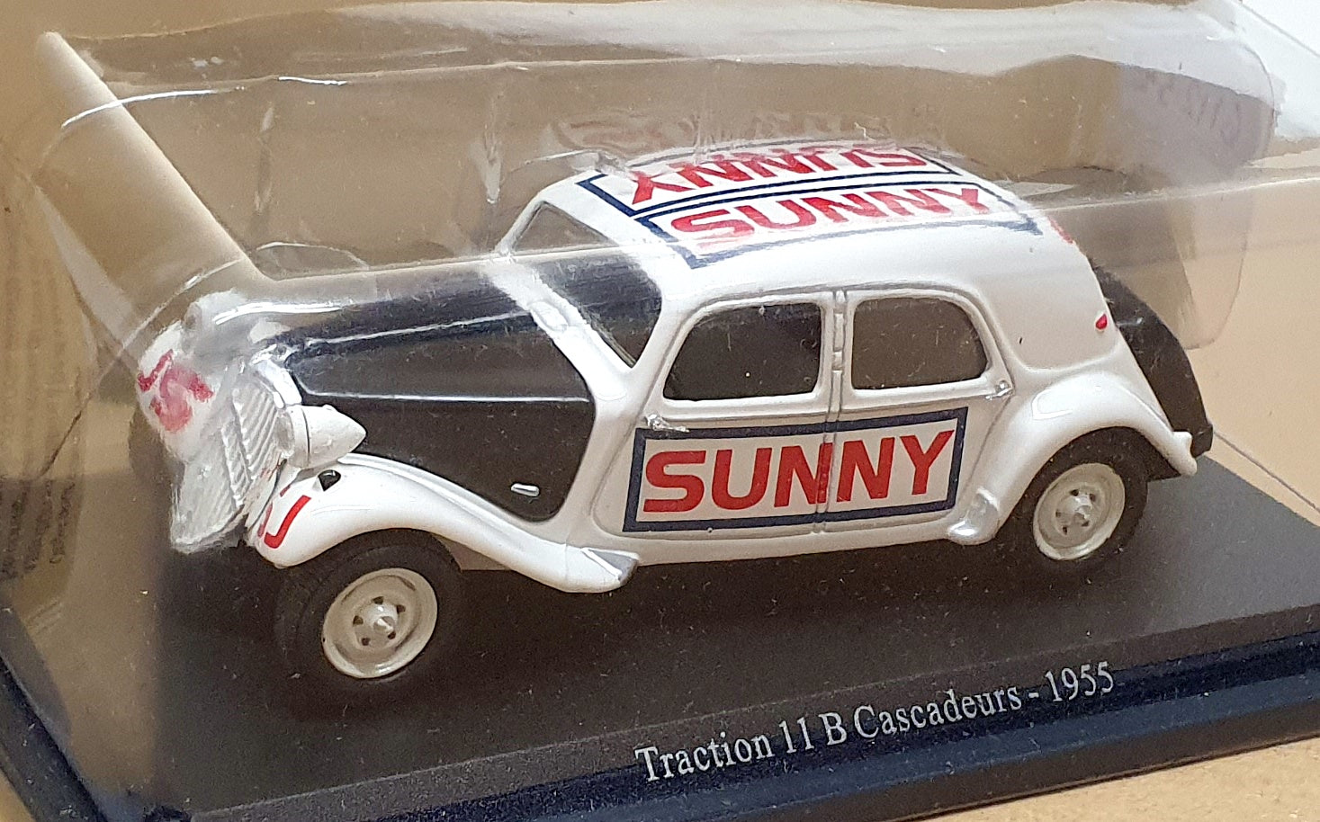 Atlas Editions 1/43 Scale 6112 542 - 1955 Citroen Traction 11 B Cascadeurs