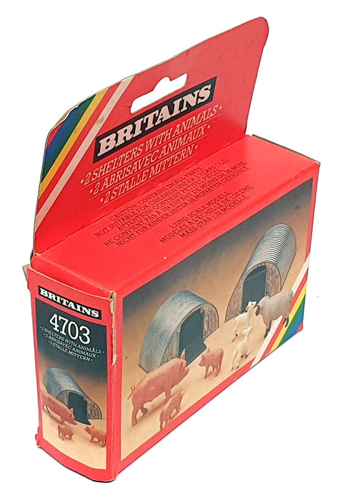 Britains 1/32 Scale Farm Accessories 4703 - 2 Shelters With Animals 3x Pigs