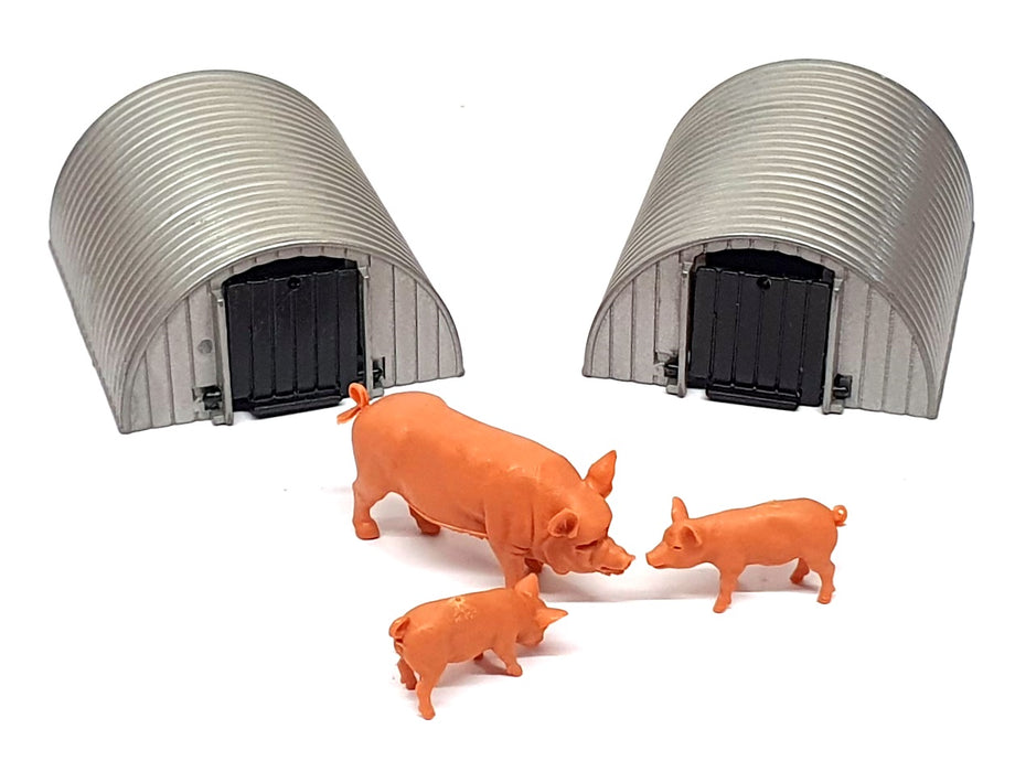 Britains 1/32 Scale Farm Accessories 4703 - 2 Shelters With Animals 3x Pigs