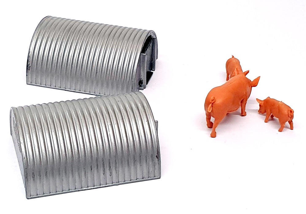 Britains 1/32 Scale Farm Accessories 4703 - 2 Shelters With Animals 3x Pigs